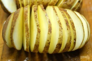 Картофель гармошкой с чесночным маслом - фото шаг 2