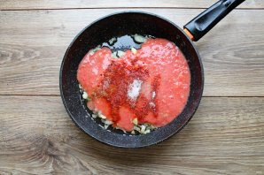 Сосиски на сковороде тушеные в томатном соусе - фото шаг 5