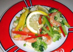 Овощной салат с креветками и лимоном - фото шаг 21