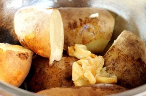 Картофельное пюре с чесноком и сыром - фото шаг 4