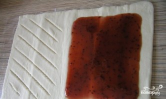 Пирог из слоеного теста с вареньем - фото шаг 2