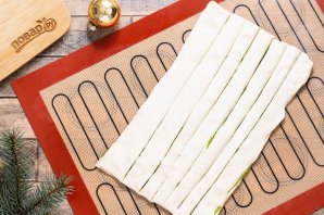 Праздничные елочки из теста - фото шаг 7