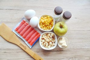 Салат с крабовыми палочками, яблоками и сухариками - фото шаг 1