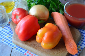 Перец фаршированный овощами в томатном соке - фото шаг 1