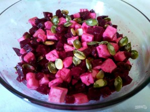 Салат из томленой свеклы с тыквенными семечками - фото шаг 5