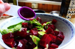 Простой салат из свеклы вареной - фото шаг 6