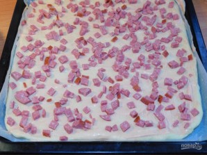 Домашняя пицца с колбасой и помидорами - фото шаг 3