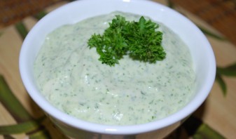 Чесночный соус с зеленью - фото шаг 2