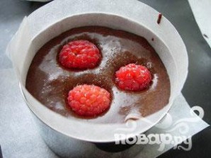 Шоколадный кекс с малиновым соусом - фото шаг 5