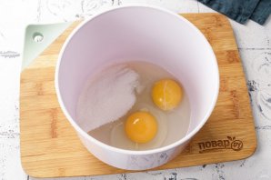 Блины с дырочками на кефире - фото шаг 2