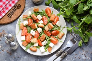Салат с рукколой, помидорами и сухариками - фото шаг 7
