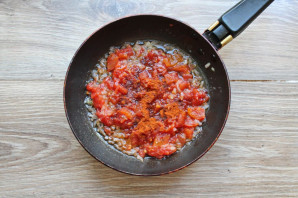 Яичница с консервированными помидорами - фото шаг 4