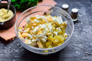 Салат с ветчиной, сыром и солеными огурцами - фото шаг 5