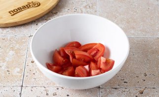 Салат с сосисками, сыром и помидорами - фото шаг 2