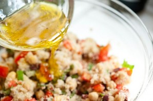 Салат с квиноа, бараньим горохом и помидорами - фото шаг 6
