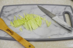 Крабовый салат с яичными блинчиками - фото шаг 5