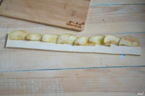 Розочки из слоеного теста с яблоками - фото шаг 4