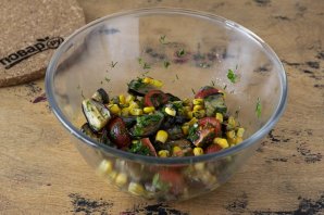 Салат с баклажанами и кукурузой - фото шаг 7