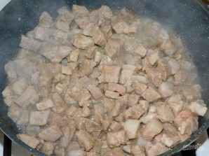 Свинина с маринованными огурцами, тушеная в горчичном соусе - фото шаг 1