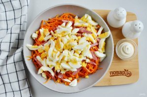 Салат с корейской морковью и сухариками - фото шаг 4