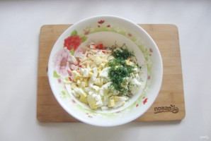 Салат с крабовым мясом и помидорами - фото шаг 7