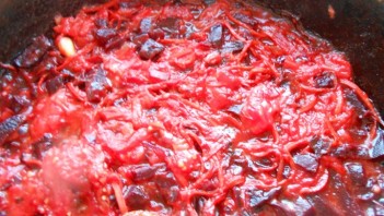 Красный борщ с фасолью - фото шаг 11