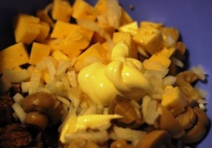 Салат с грибами и кириешками - фото шаг 4