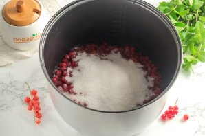 Варенье из красной смородины в мультиварке - фото шаг 3