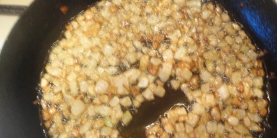 Жареная картошка с сушеными грибами - фото шаг 3