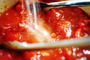 Говяжьи ребрышки, тушенные в томатном соусе - фото шаг 3