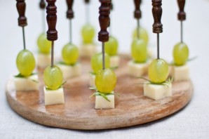 Канапе с сыром и виноградом - фото шаг 3