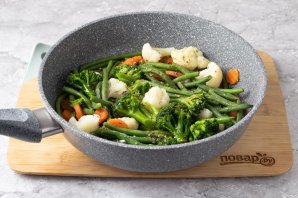 Замороженные овощи на сковороде - фото шаг 5