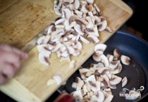 Слоеный салат с курицей и грибами - фото шаг 2