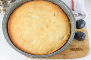Бисквитный пирог со сливами - фото шаг 6