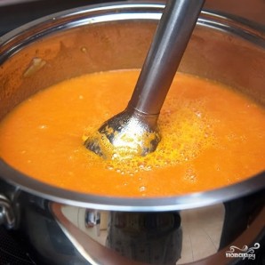 Томатный суп с куриными фрикадельками в горшочке из хлеба - фото шаг 9