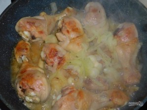 Куриные голени с луком на сковороде - фото шаг 3