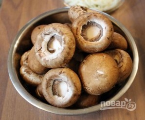 Фаршированные грибы с оливками и орехами  - фото шаг 4