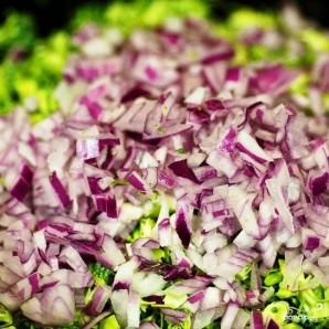 Салат из брокколи с изюмом и семечками - фото шаг 4