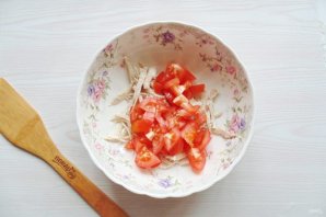 Салат с курицей, грибами, сыром и помидорами - фото шаг 3