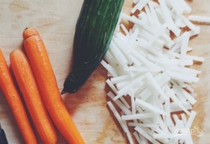 Салат с дайконом, огурцом и морковью - фото шаг 1