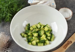Крабовый салат с яблоком и огурцом - фото шаг 2