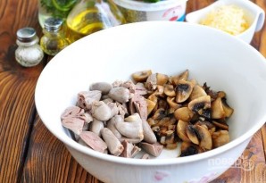 Салат из куриных сердечек с грибами и сыром - фото шаг 3