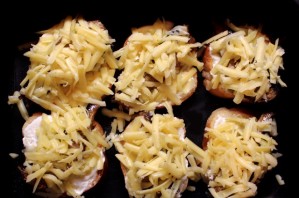 Бутерброды со шпротами в духовке - фото шаг 5