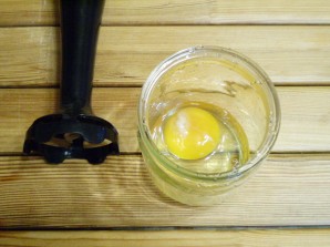 Домашний майонез на курином яйце с чесноком и зеленью - фото шаг 2