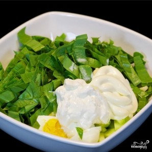 Салат из черемши с яйцом - фото шаг 6