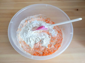 Морковный кекс со сметанно-лимонной пропиткой - фото шаг 5