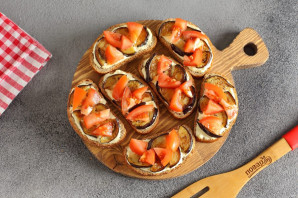 Бутерброды с баклажанами и помидором - фото шаг 6