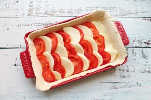 Слоеный пирог с моцареллой и помидорами - фото шаг 3