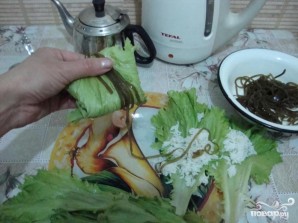 Голубцы с креветками в листьях салата и морской капусте - фото шаг 5