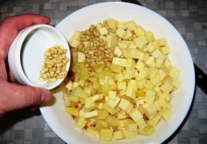 Простой салат с ананасами консервированными - фото шаг 4